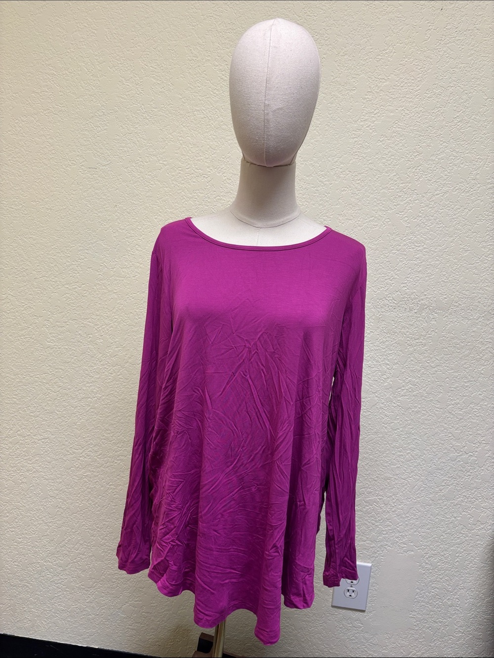 Women's Long-Sleeve Scoop Neck Top in Fuchsia